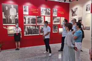 云顶国际党总支  组织参观《中国共产党人的家风》档案展